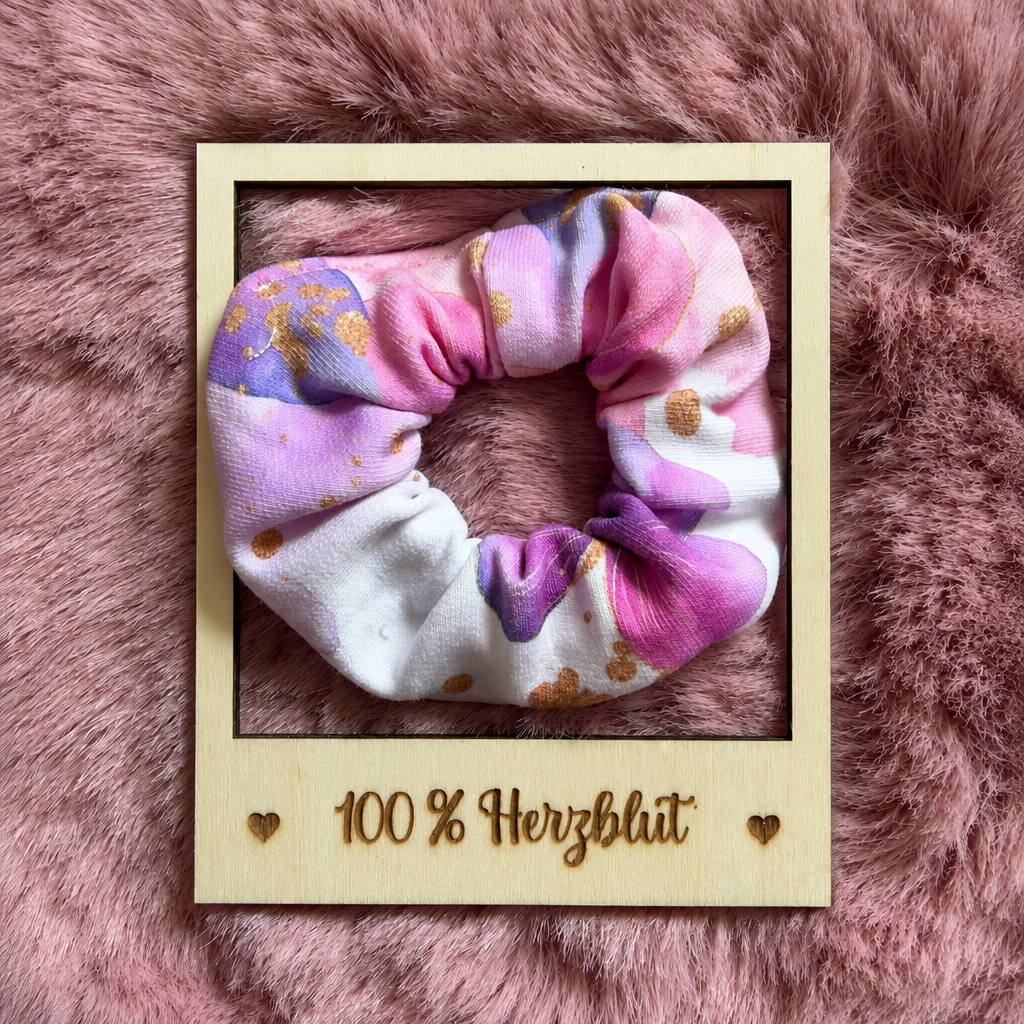 Floraler Scrunchie im Holzrahmen im Format 1:1