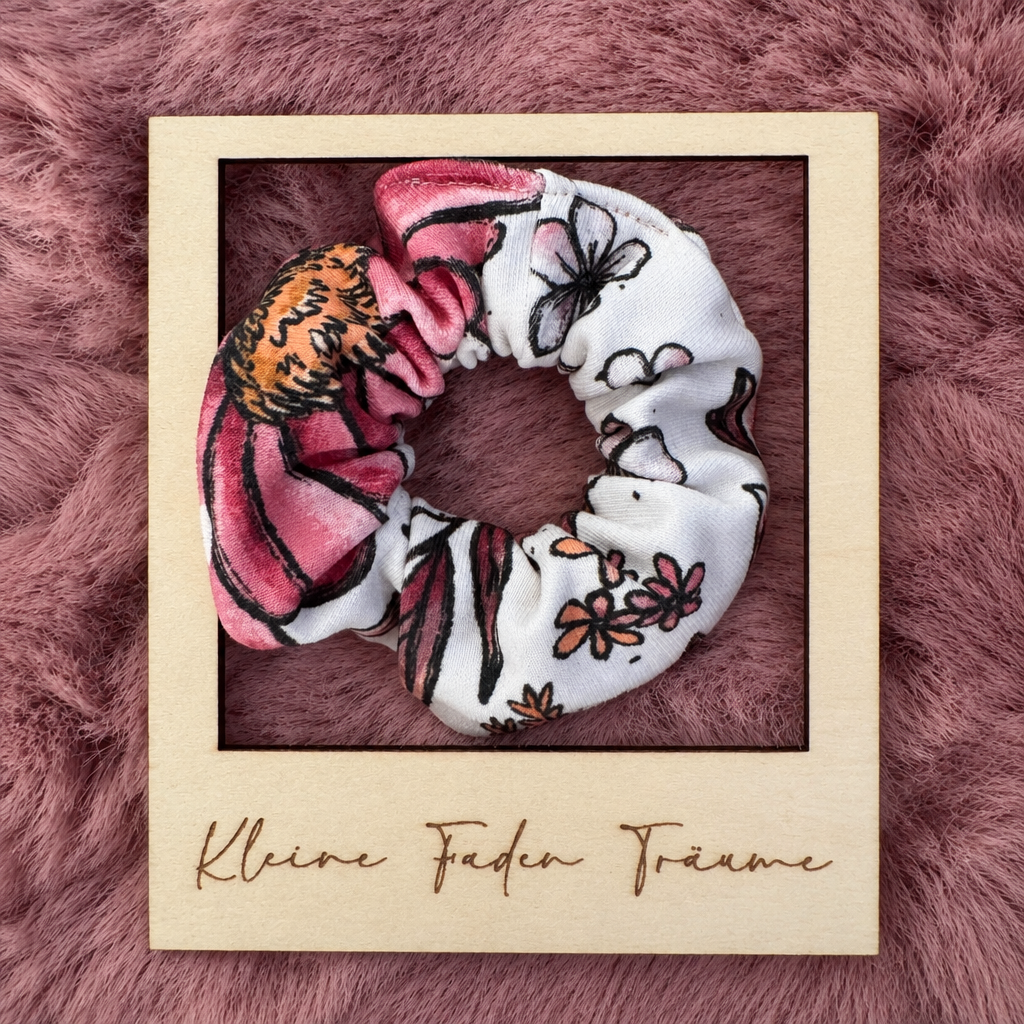 Floraler Scrunchie in Rosa und Weiß im Format 1:1