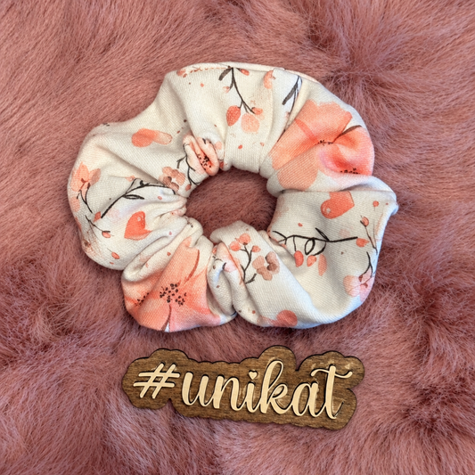 Floraler Scrunchie mit #unikat im Format 1:1