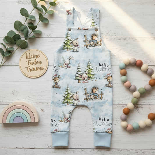 Hello Winter Latzhose Flatlay 1:1