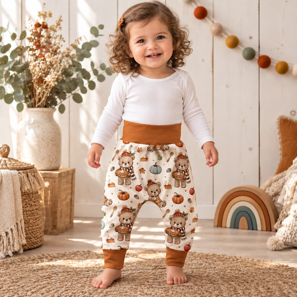 Herbstbären-Pumphose mit orangebraunen Bündchen am Kind