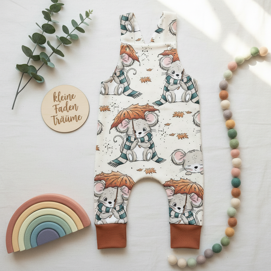 Herbstmaus Latzhose Flatlay 1:1