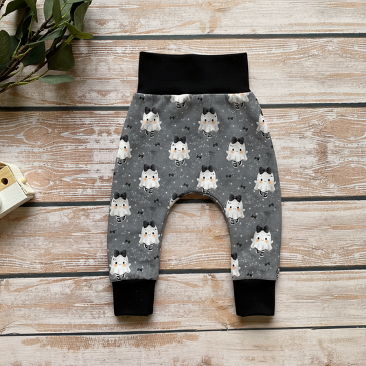 Handmade Pumphose mit grauem Geister-Motiv als Flatlay