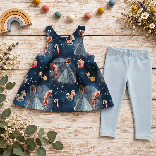 Nussknacker-Latzkleid mit passender Leggings