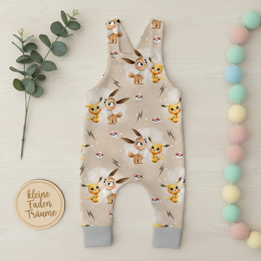 Pikachu & Evoli Latzhose Flatlay