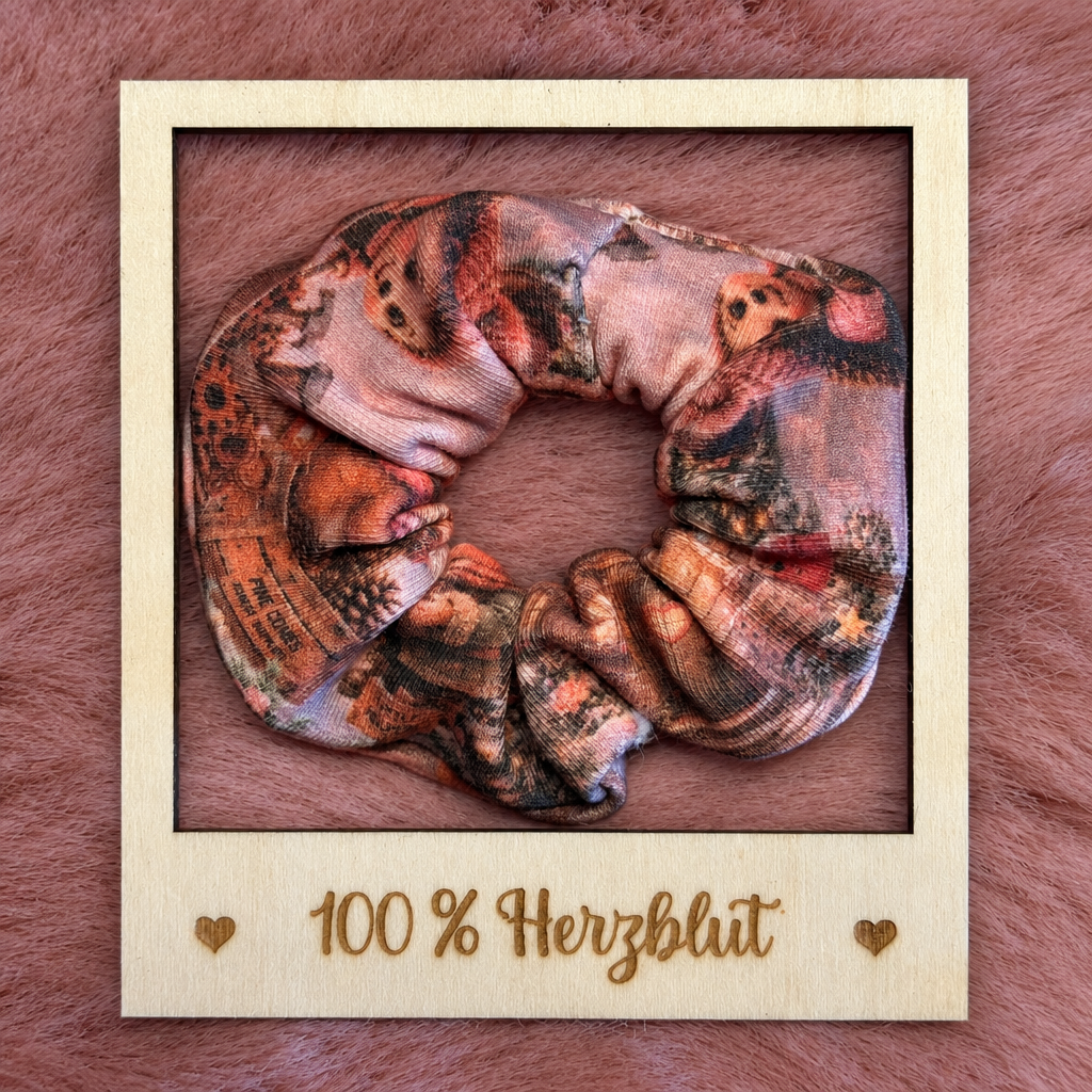 Scrunchie im Holzrahmen im Format 1:1