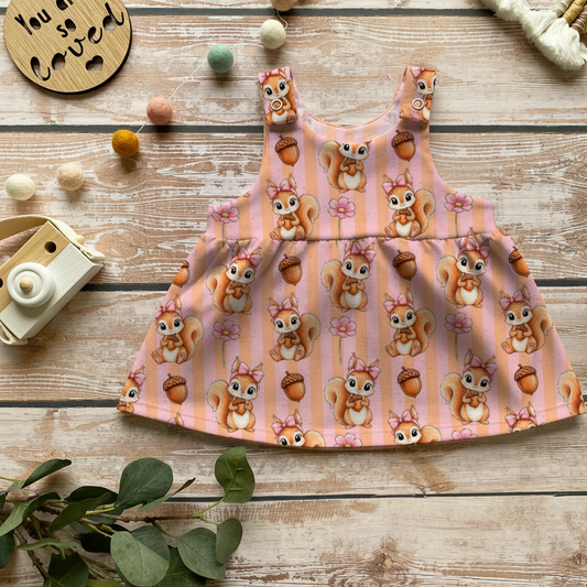 Sweet Squirrel Latzkleid Flatlay