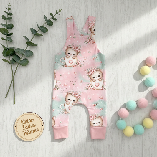 Tea Kitty Latzhose Flatlay