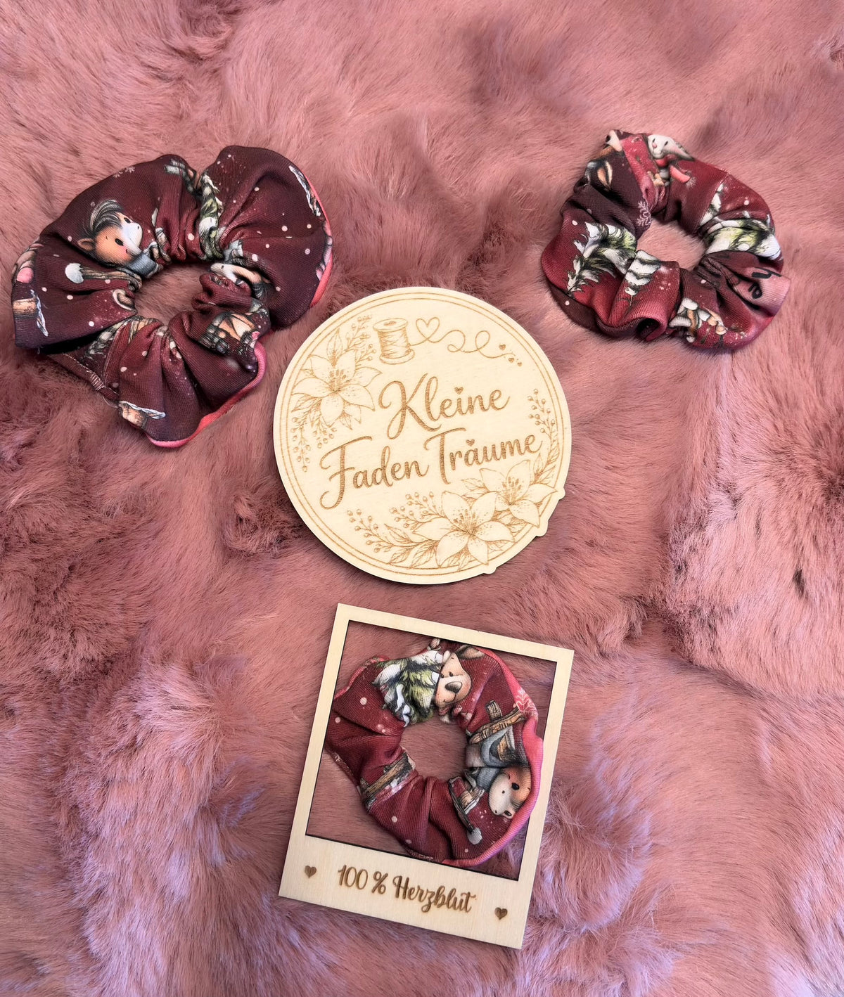 Zwei handgemachte Scrunchies aus bordeauxfarbenem Stoff mit Waldtier-Motiven