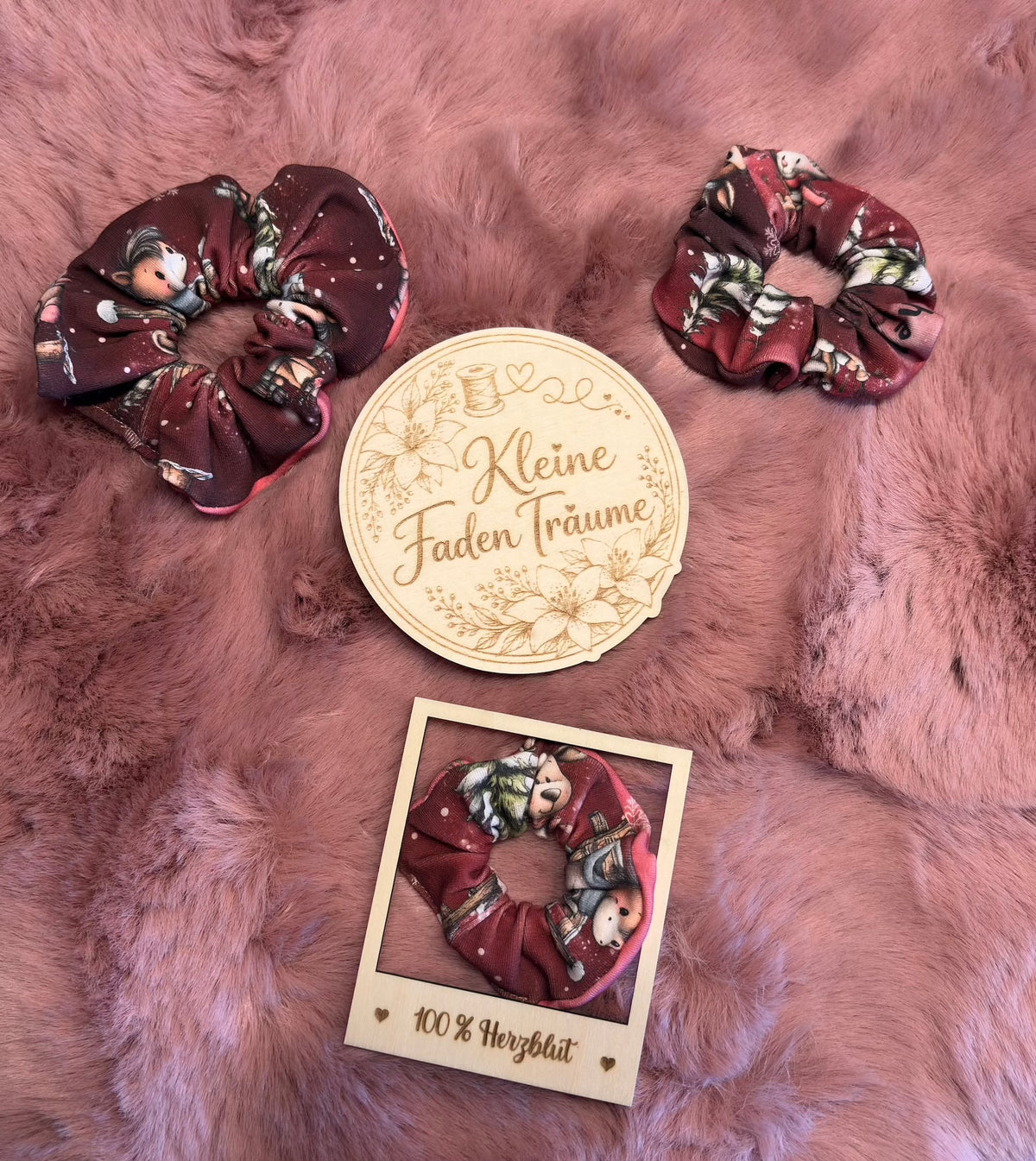 Handgemachtes Scrunchie aus bordeauxfarbenem Stoff mit Waldtier-Motiv