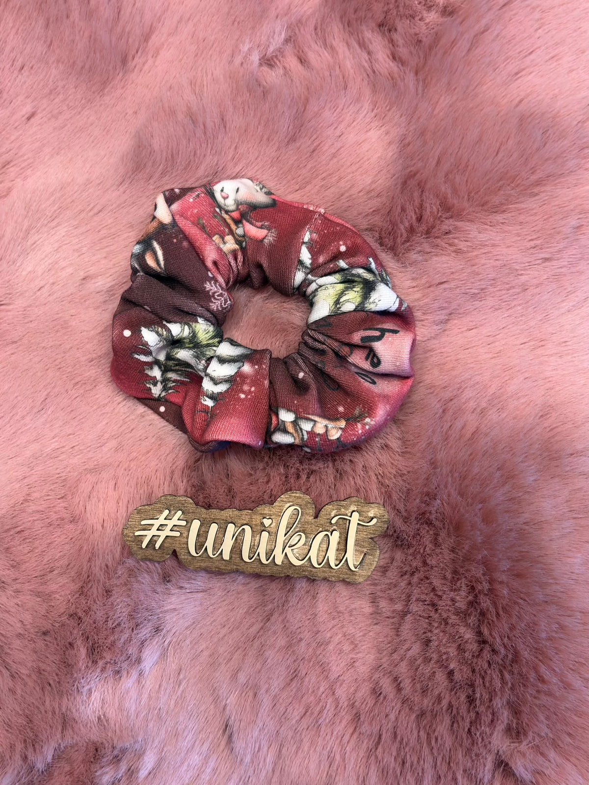 Handgemachte Scrunchies aus bordeauxfarbenem Jersey mit Waldtier-Motiven